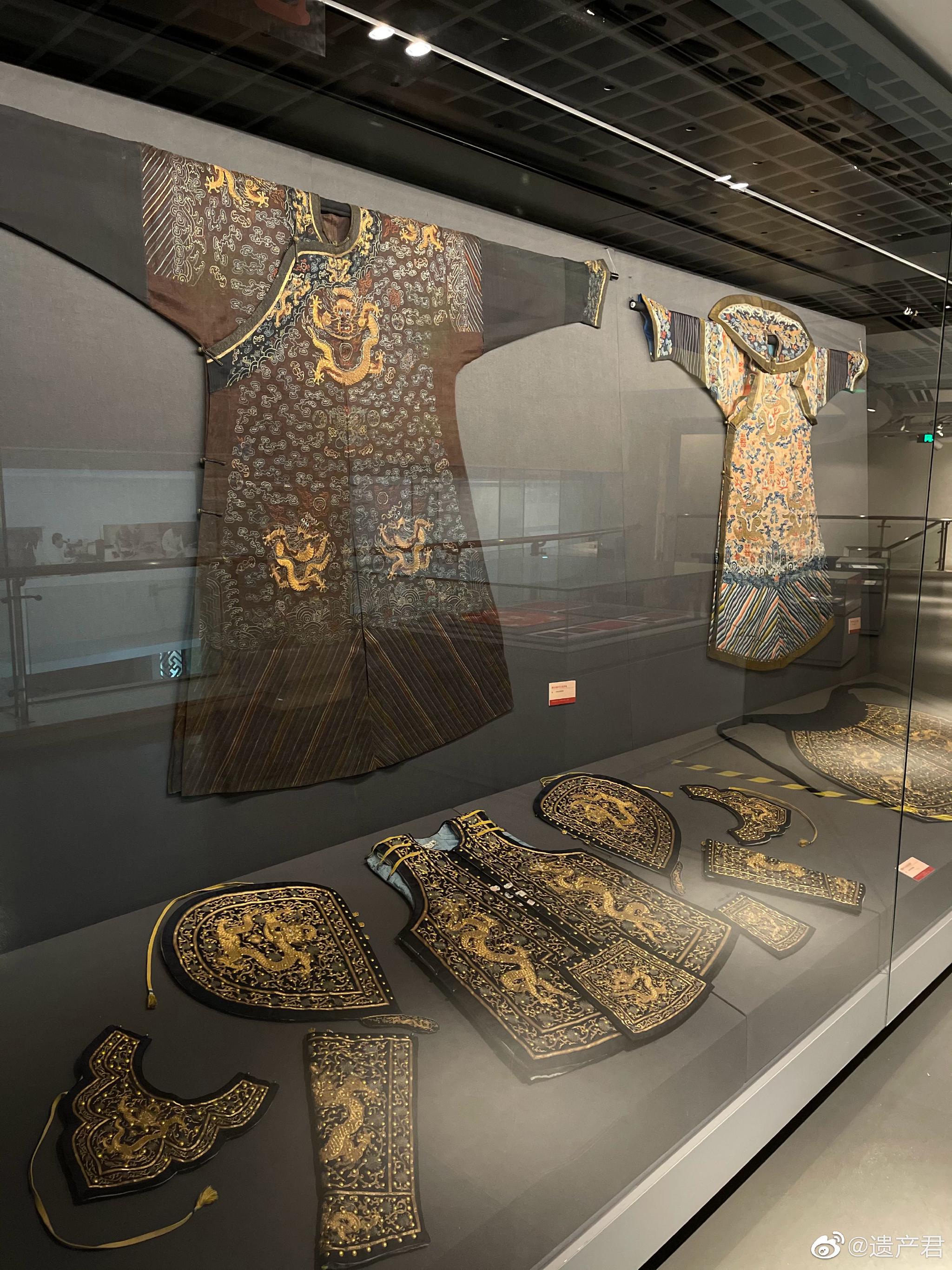 正在中国丝绸博物馆展出的华彩重现纺织品文物保护修复成果展