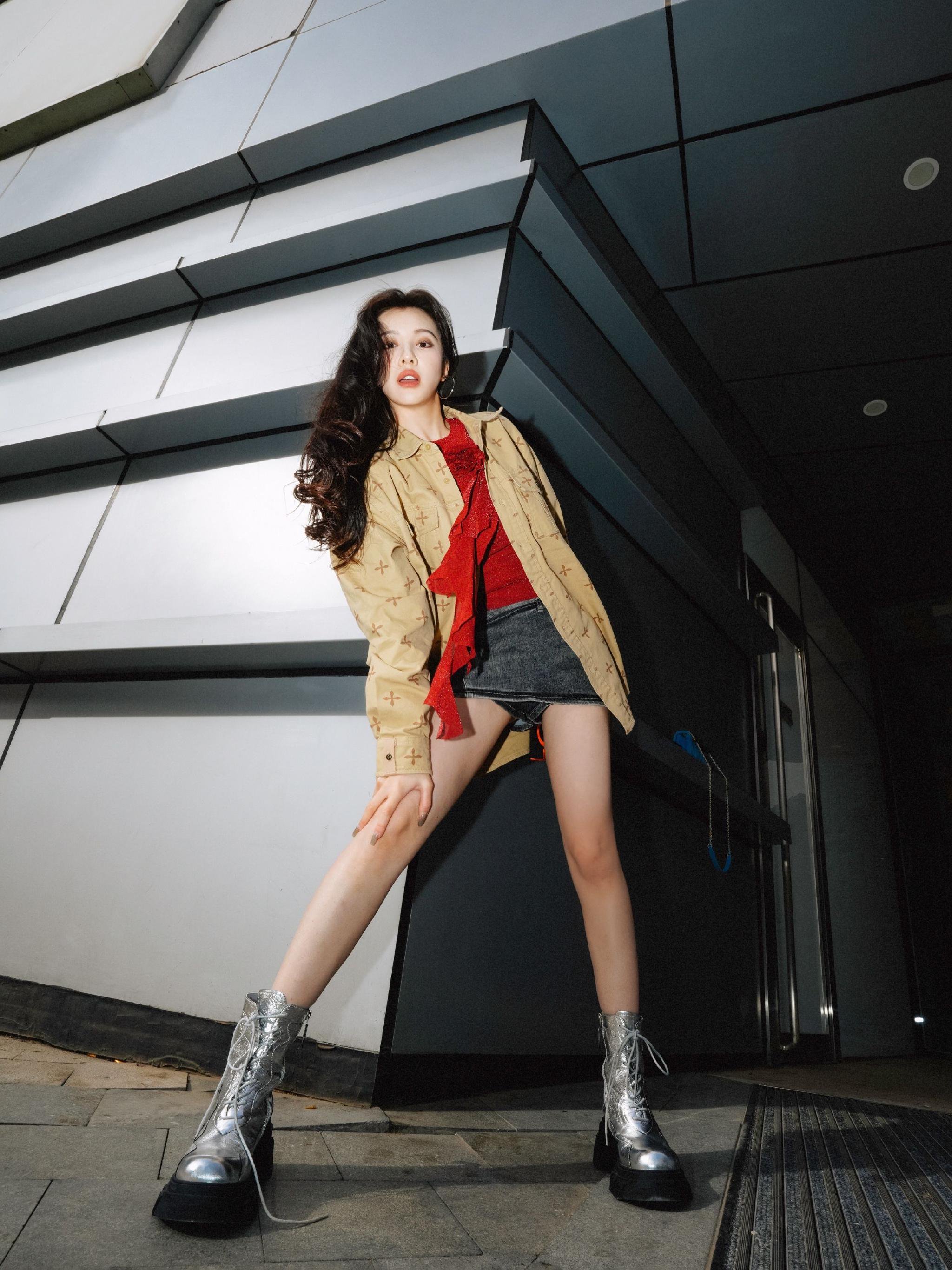 与王鹤润rain在街头拍的复古街拍