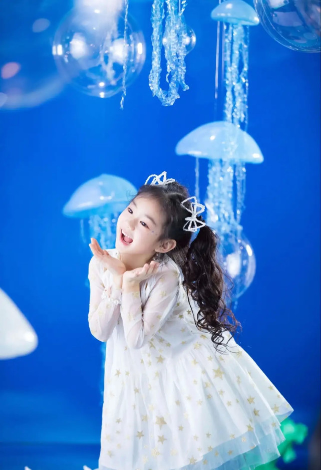 戚薇6岁女儿镜头感十足拍摄生日写真比小模特有范和妈妈太相似