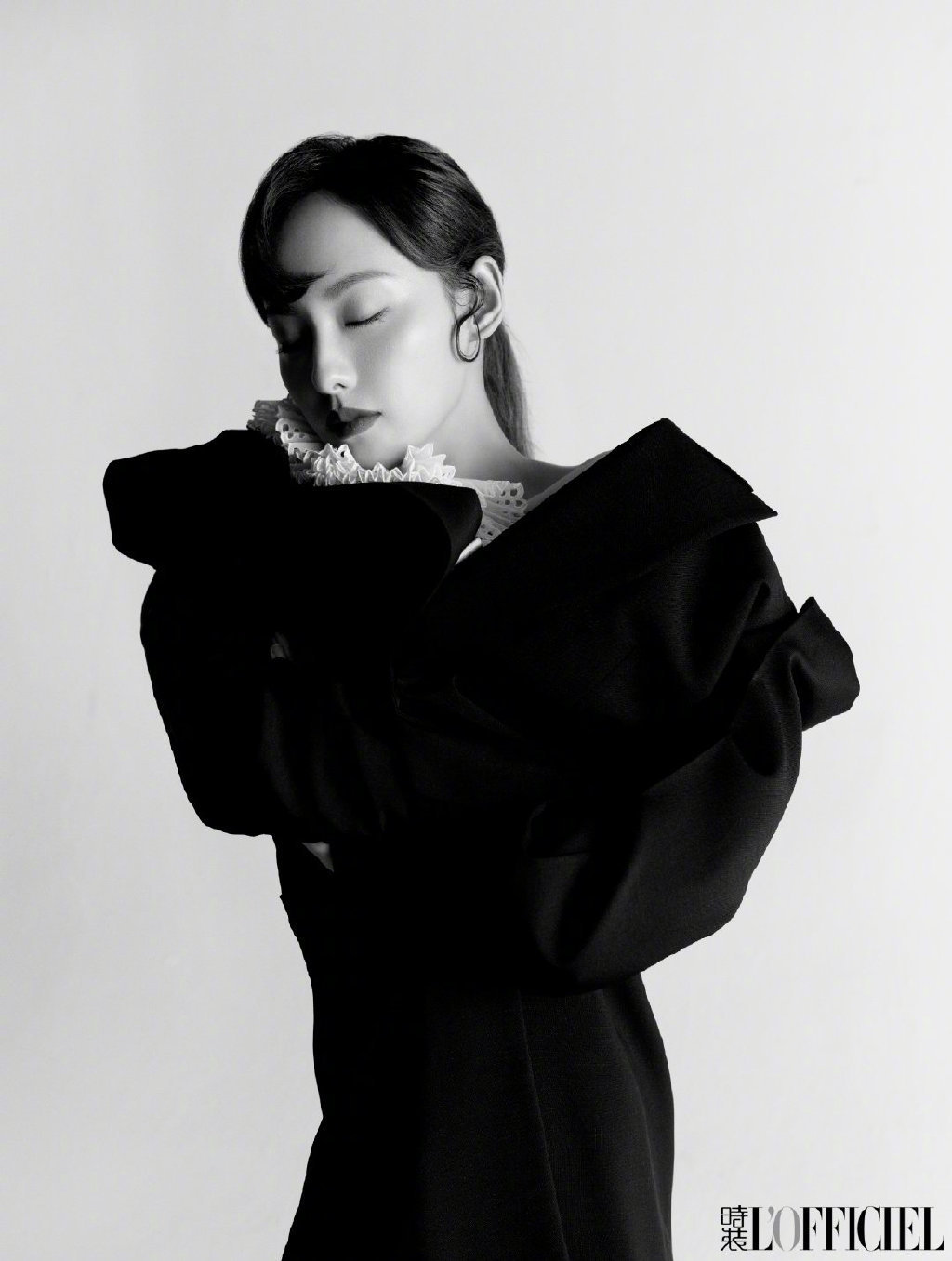 张嘉倪 x《时装loffieicl》,黑色暗黑系造型,你打几分?