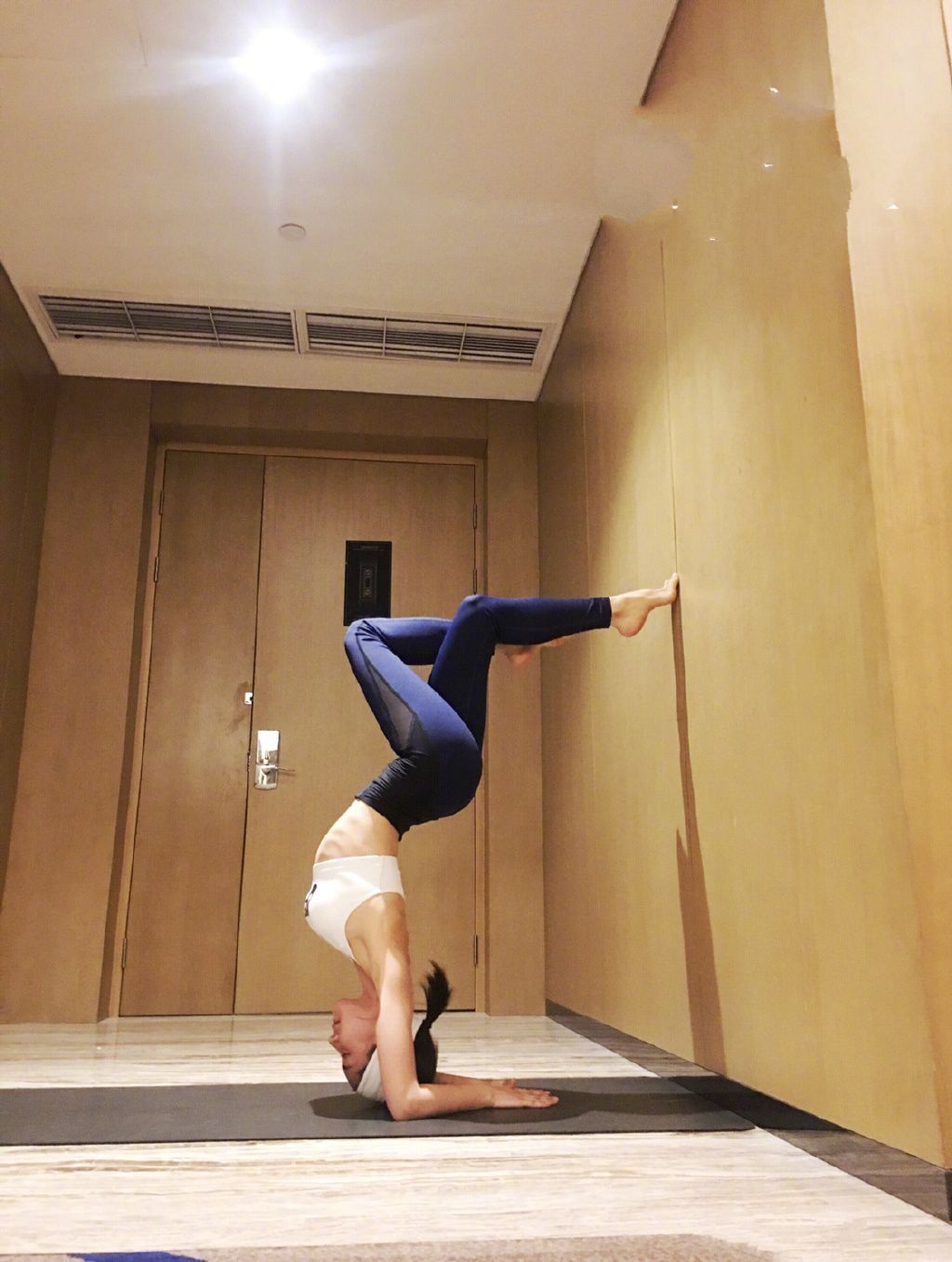 32岁王子文身材苗条如少女,小蛮腰令人羡慕,常练瑜伽塑造好身材