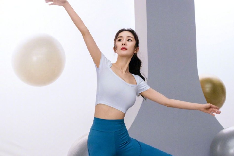 杨幂 扎波浪高马尾元气满满,身穿健身装秀天鹅颈姿态优雅_高清图集