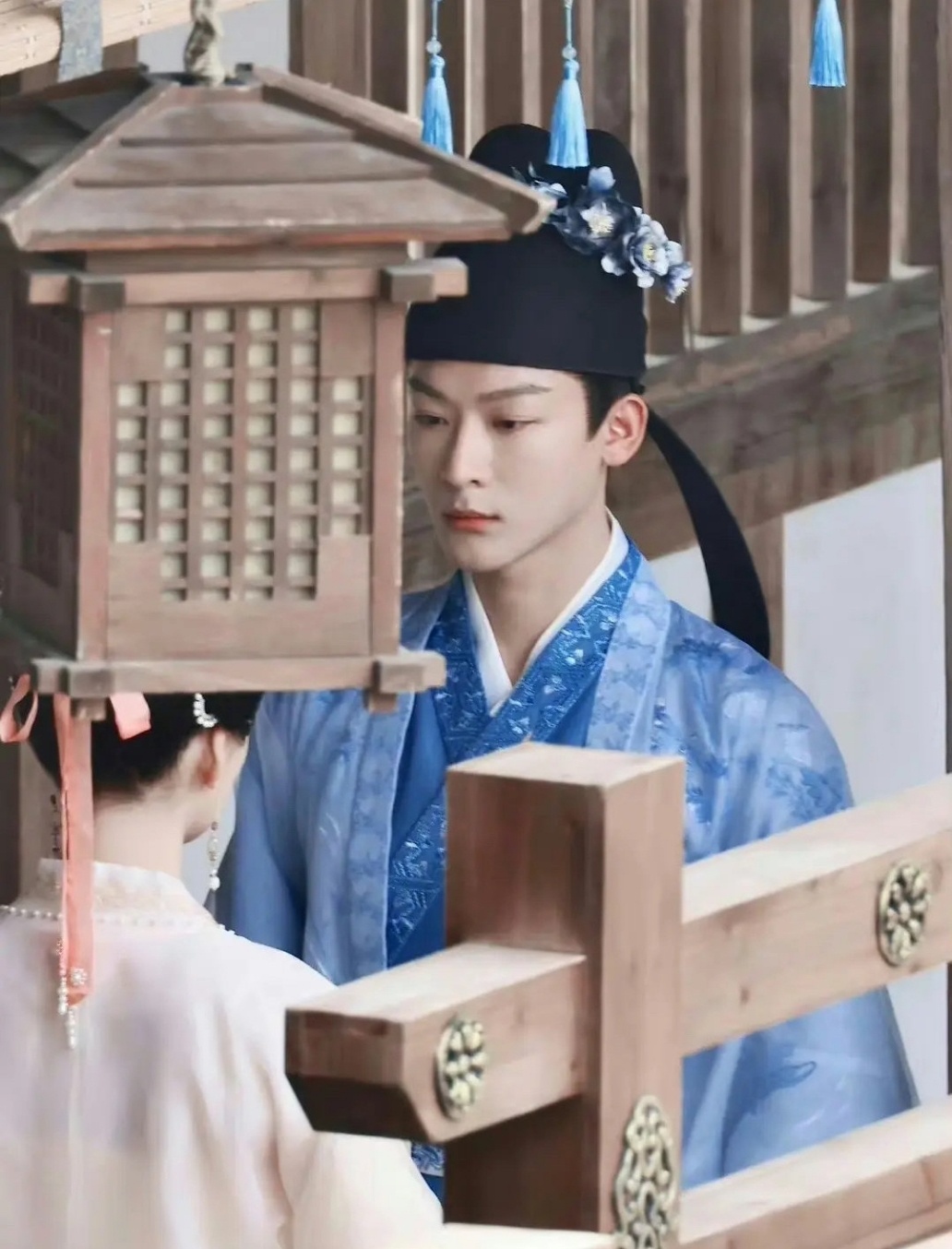 成毅、张晚意、吴宇恒的簪花造型……__财经头条