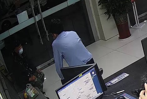 离家6年的老人踏上回家路，临行前一定要做这件事……休闲区蓝鸢梦想 - Www.slyday.coM