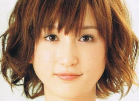 面形圆圆,即"田字脸",额头偏方型且腮首突出,同时脸有丰腴肉质,脸型方