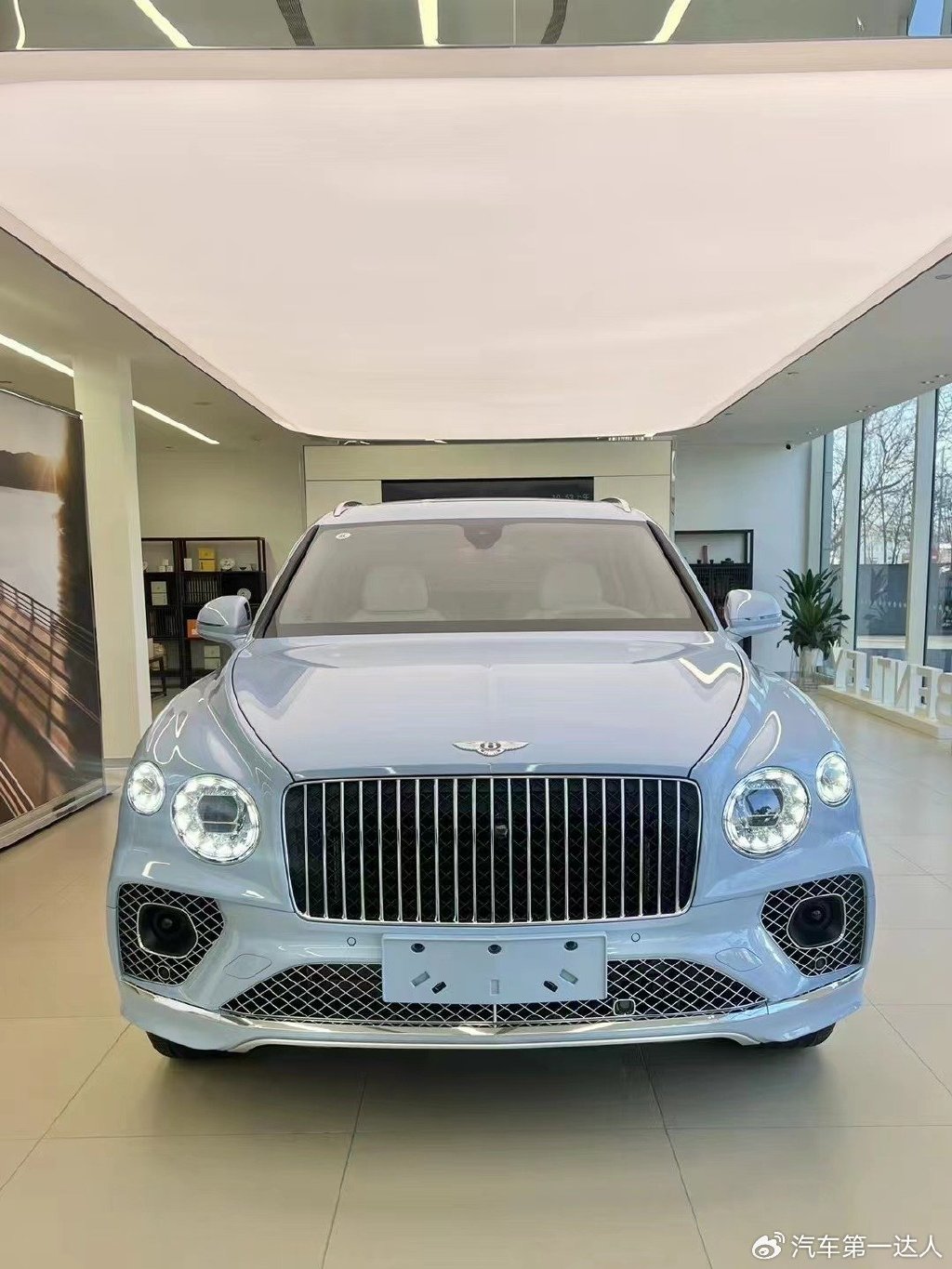 宾利添越加长ewb雅度版完美炫蓝配色四座高配