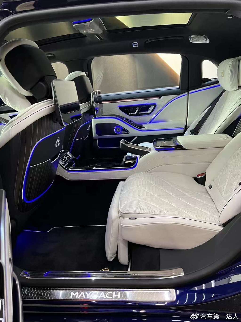迈巴赫s680匠心高定版神秘蓝深白内饰