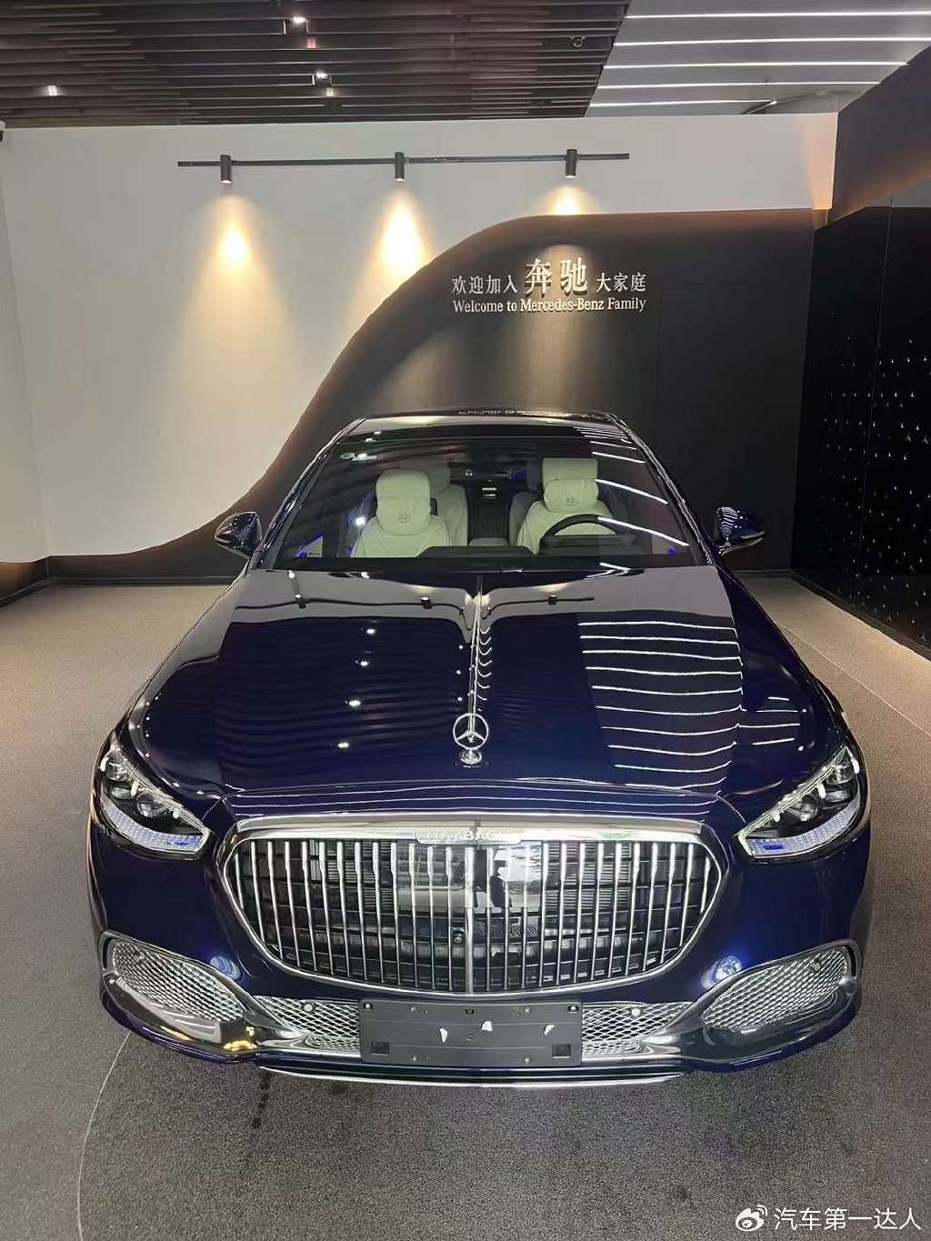 迈巴赫s680匠心高定版神秘蓝深白内饰