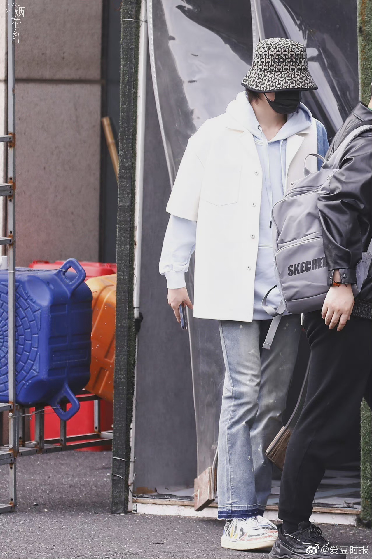 宋亚轩王牌对王牌上班饭拍图 白衬衣搭配渔夫帽……_高清图集_新浪网