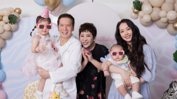 向太首晒孙子孙女合照，小奶皇打扮珠光宝气，孙子龙眼虎头虎脑|郭碧婷|孙子|孙女_新浪新闻