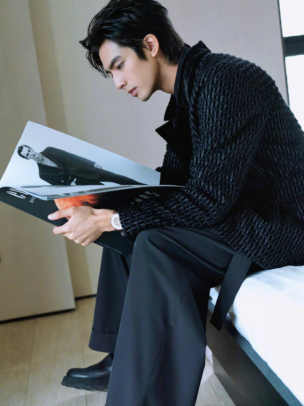 宋威龙湿发背头的全黑造型随性简约的优雅风度