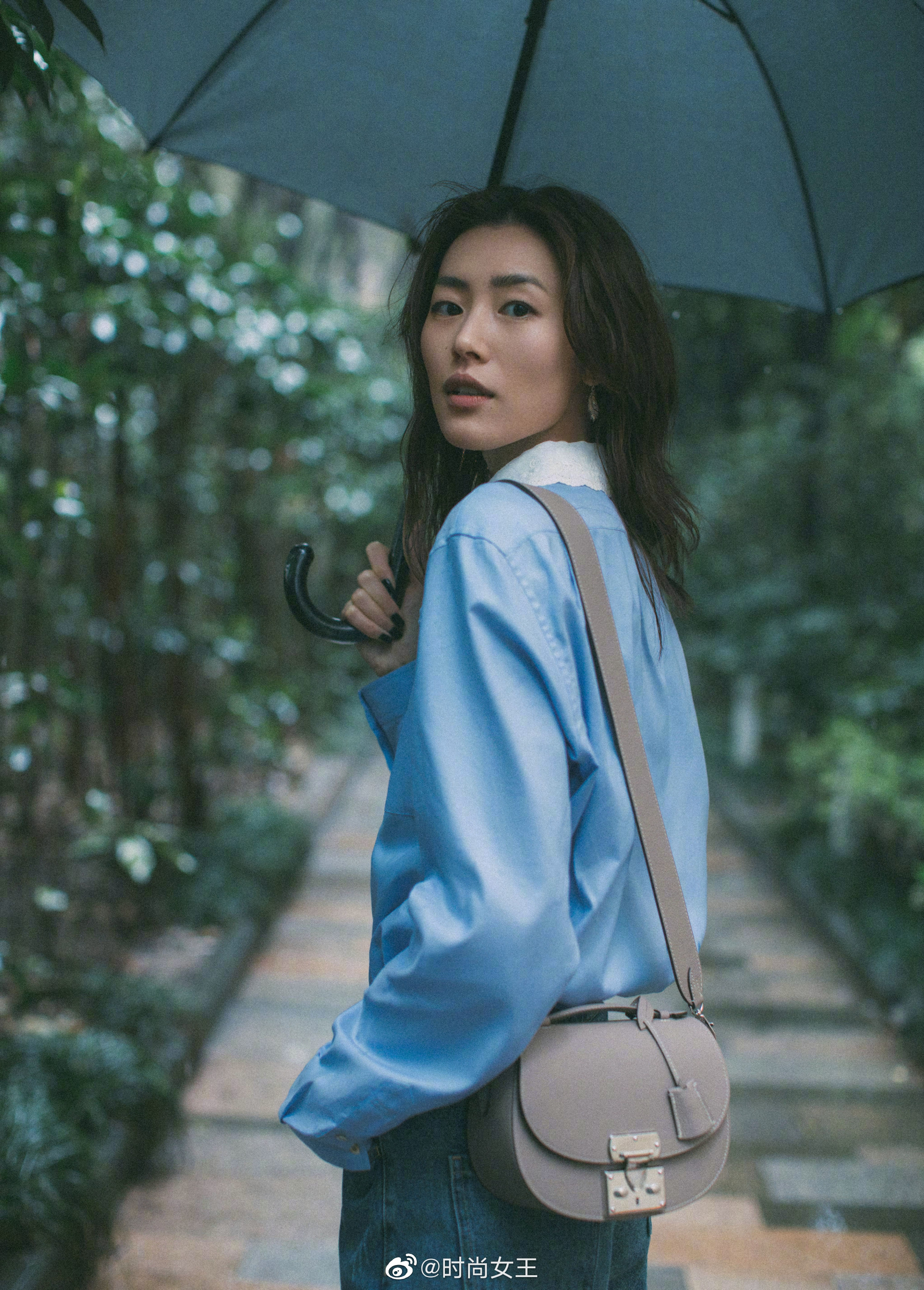 刘雯最新大片释出,蓝色衬衫搭牛仔裤配moynat最新flori手袋