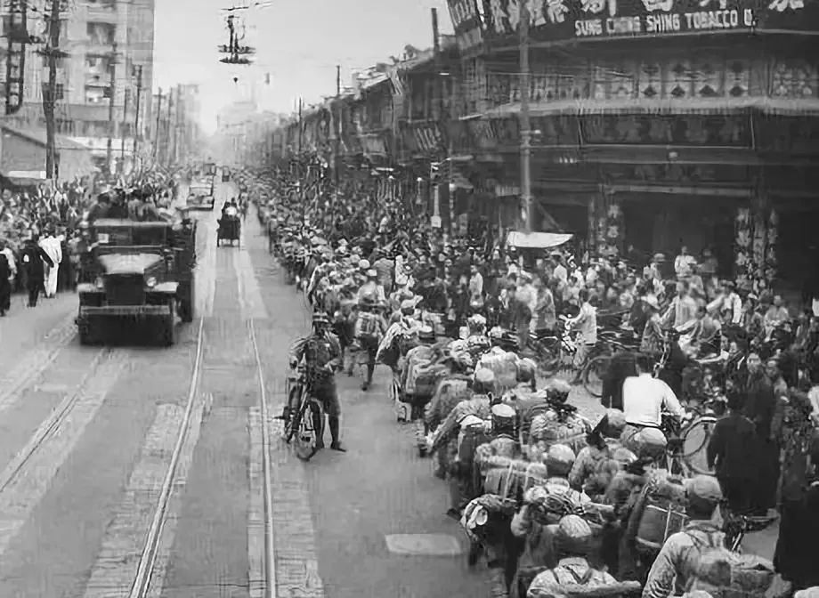 沈阳老照片拍摄于48年欢庆解放时