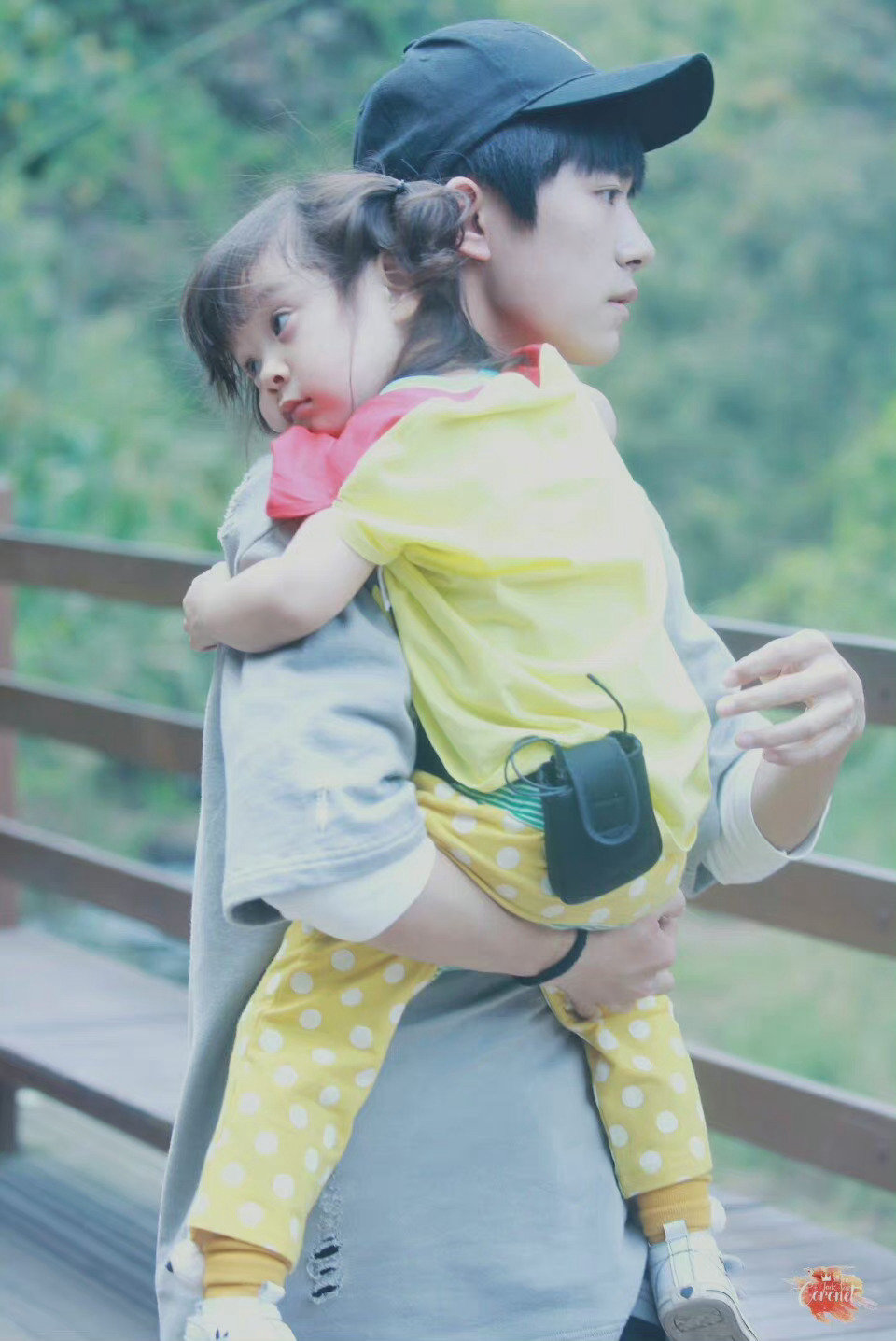 《放开我北鼻》中易烊千玺抱过的小哈琳长大了……__财经头条