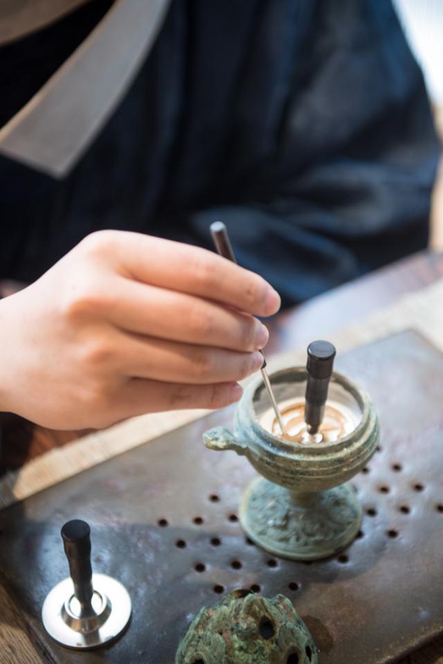 东家APP：新加坡和香师，如何复原古法制香？