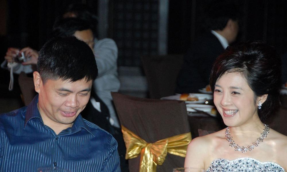 富豪丁健为娶主持人许戈辉，直接给前妻1个亿，抛弃2个孩子__财经头条