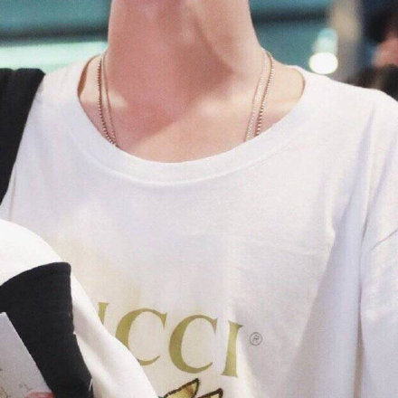 感受一下肖战的喉结鲨 锁骨鲨