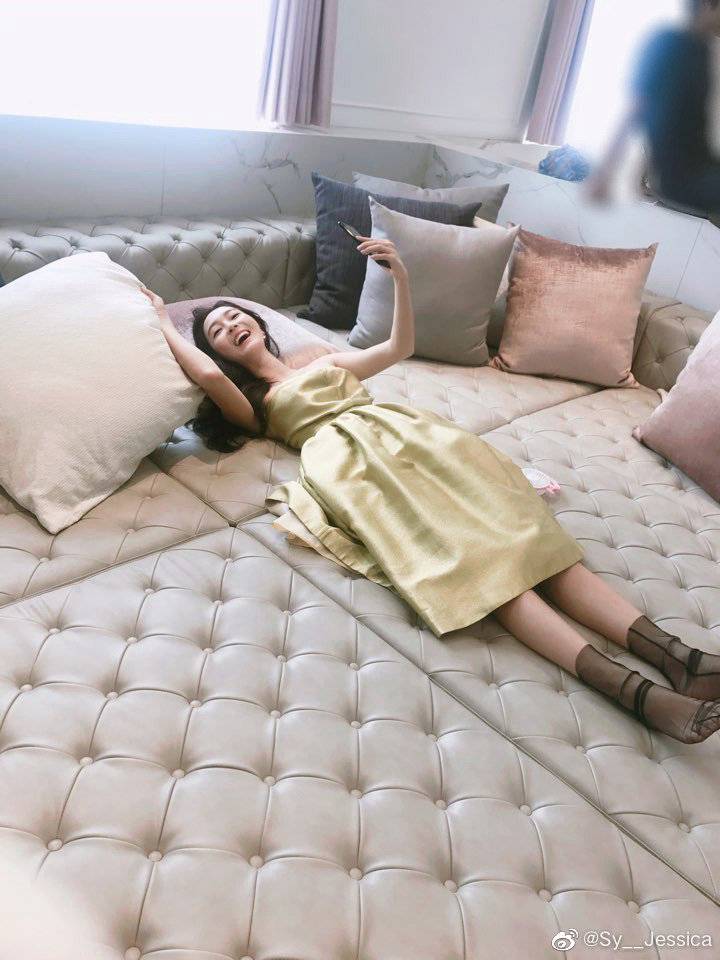 郑秀妍分享躺西卡的自拍,姐妹们镜头下正在睡觉的郑秀妍好可爱__财经