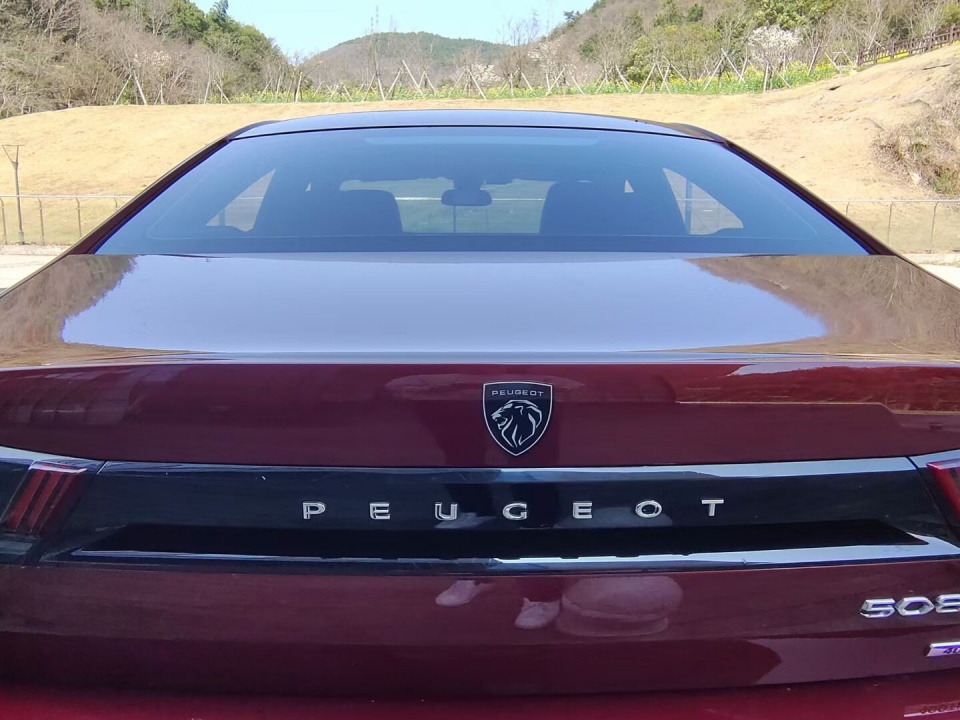 据谍照来看,全新车标搭载在车型上还是有着不错的视觉感受的,相信这个