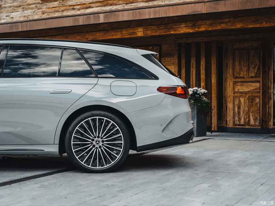 大灯的造型很有特点,下方的波浪造型仿佛是在向第七代奔驰e级(w210)