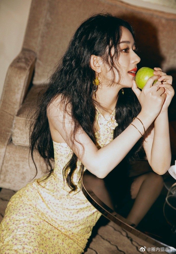 赵丽颖黄色碎花裙配羊毛卷发型,这造型也太好看了吧,优雅大方