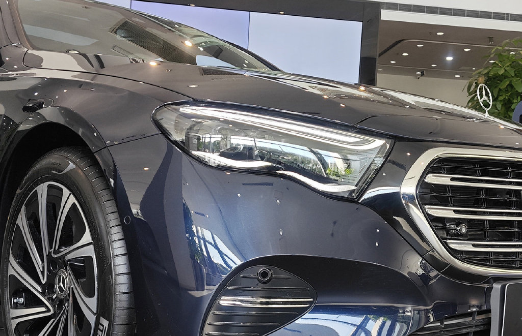 普通人的天花板已更新，TA和新5系选哪个？全新奔驰E级实拍