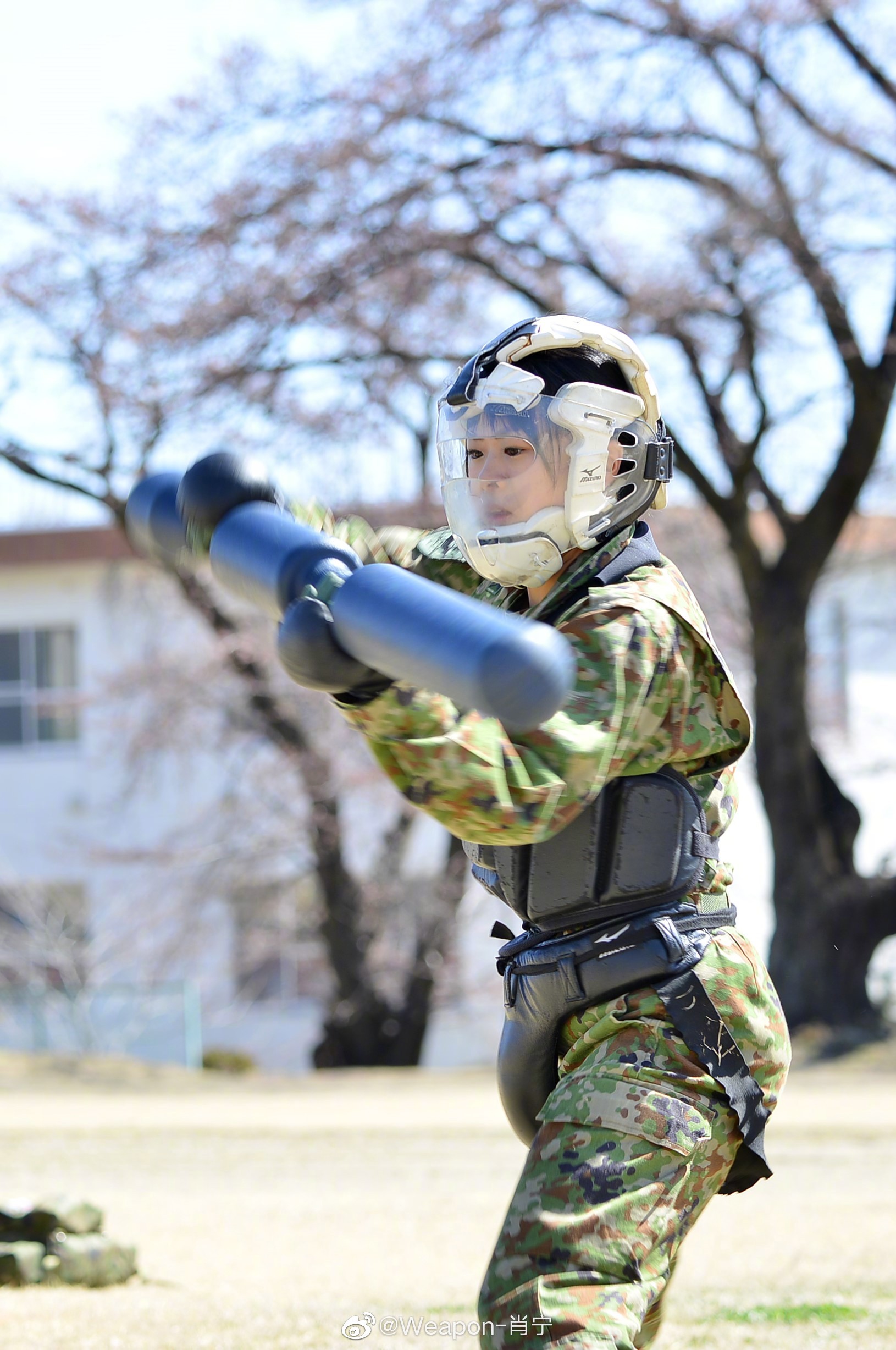 日本陆上自卫队第12旅团第12通信队女自卫官进行格斗训练.