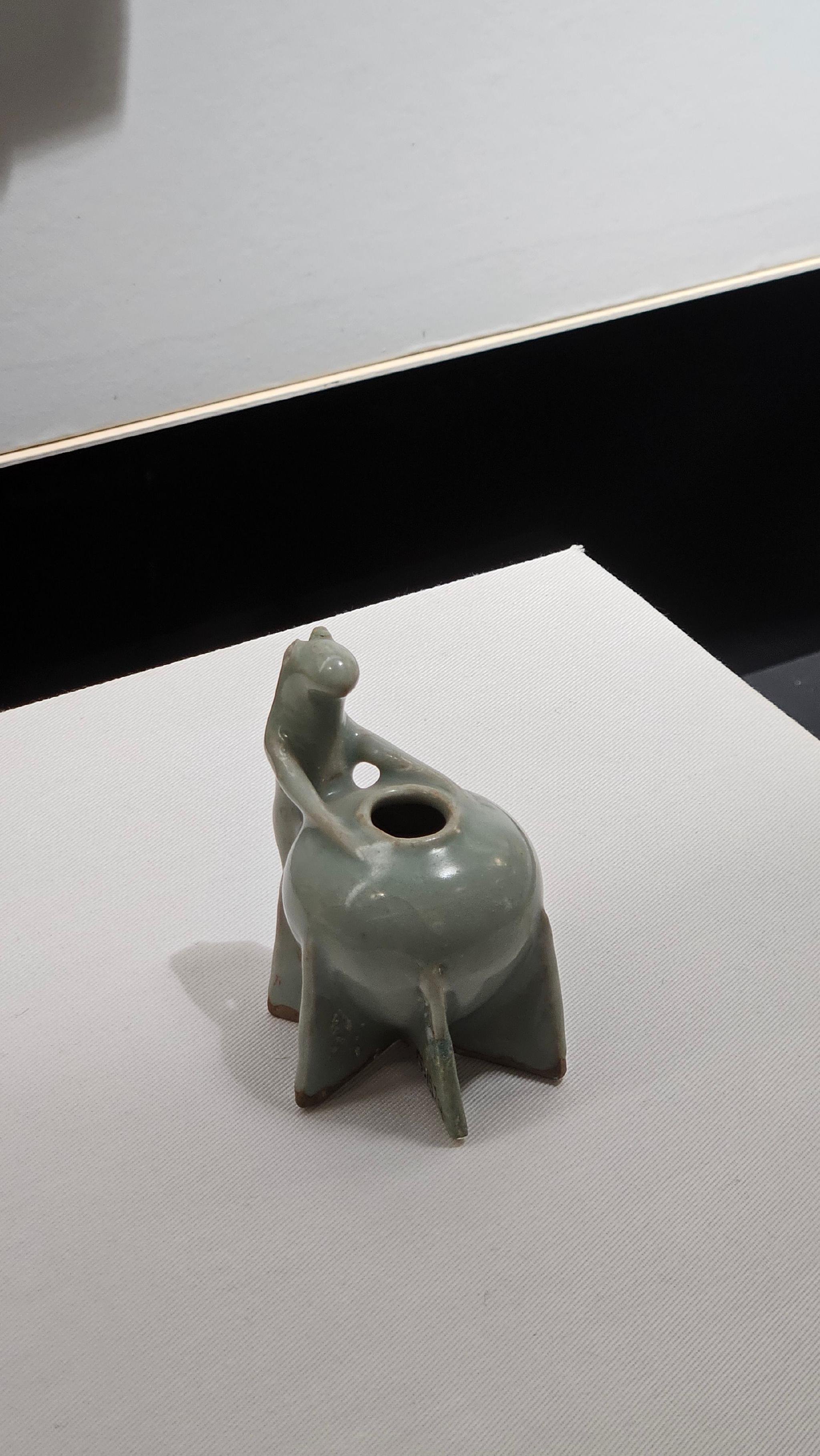 福建博物院的两件文物那个松鼠水注哪里看出是松鼠了