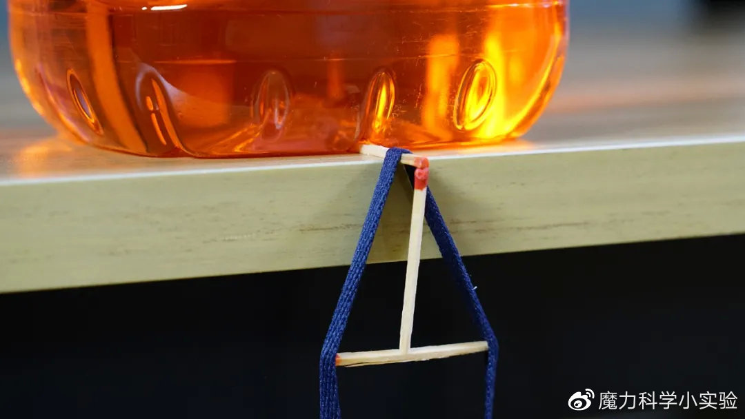 魔力科学小实验,就是这个简单的装置,成功吊起了三瓶矿泉水!