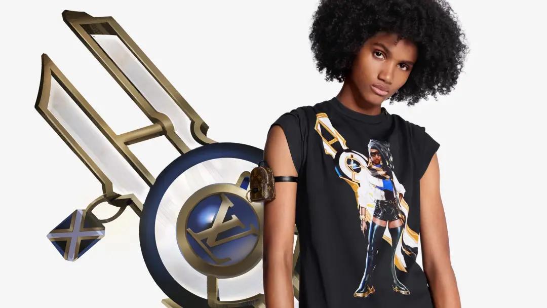 此外,潮牌aape也跟英雄联盟合作过联名皮肤,皮肤上的腰包,连帽衫,束口