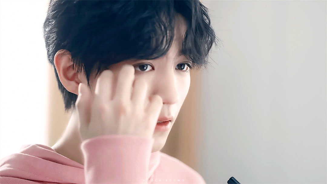 王俊凯撩刘海小合集 谁能拒绝撩刘海的凯boss!