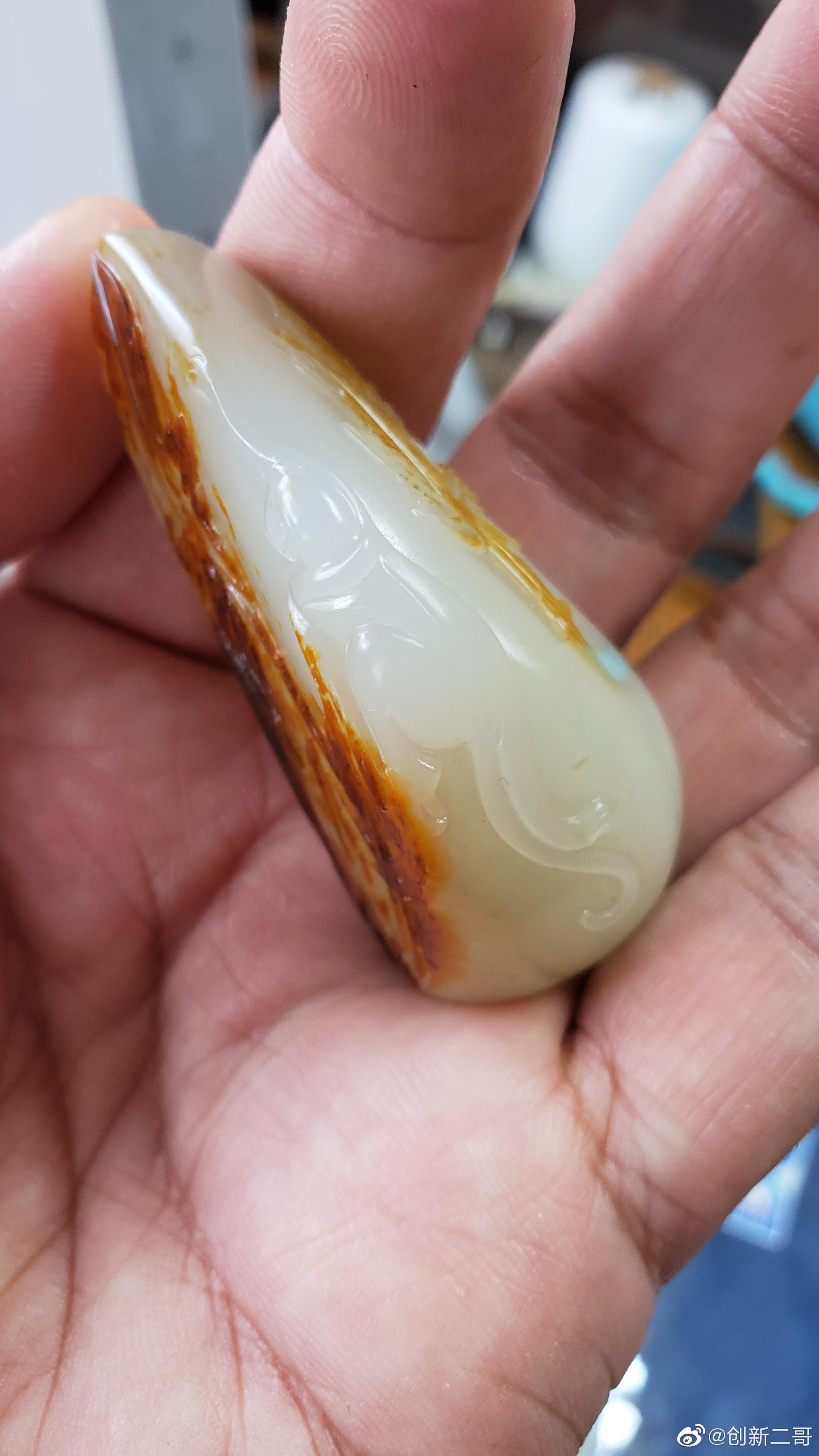 和田籽料的色根, 就是生长进玉里的钉子纹.