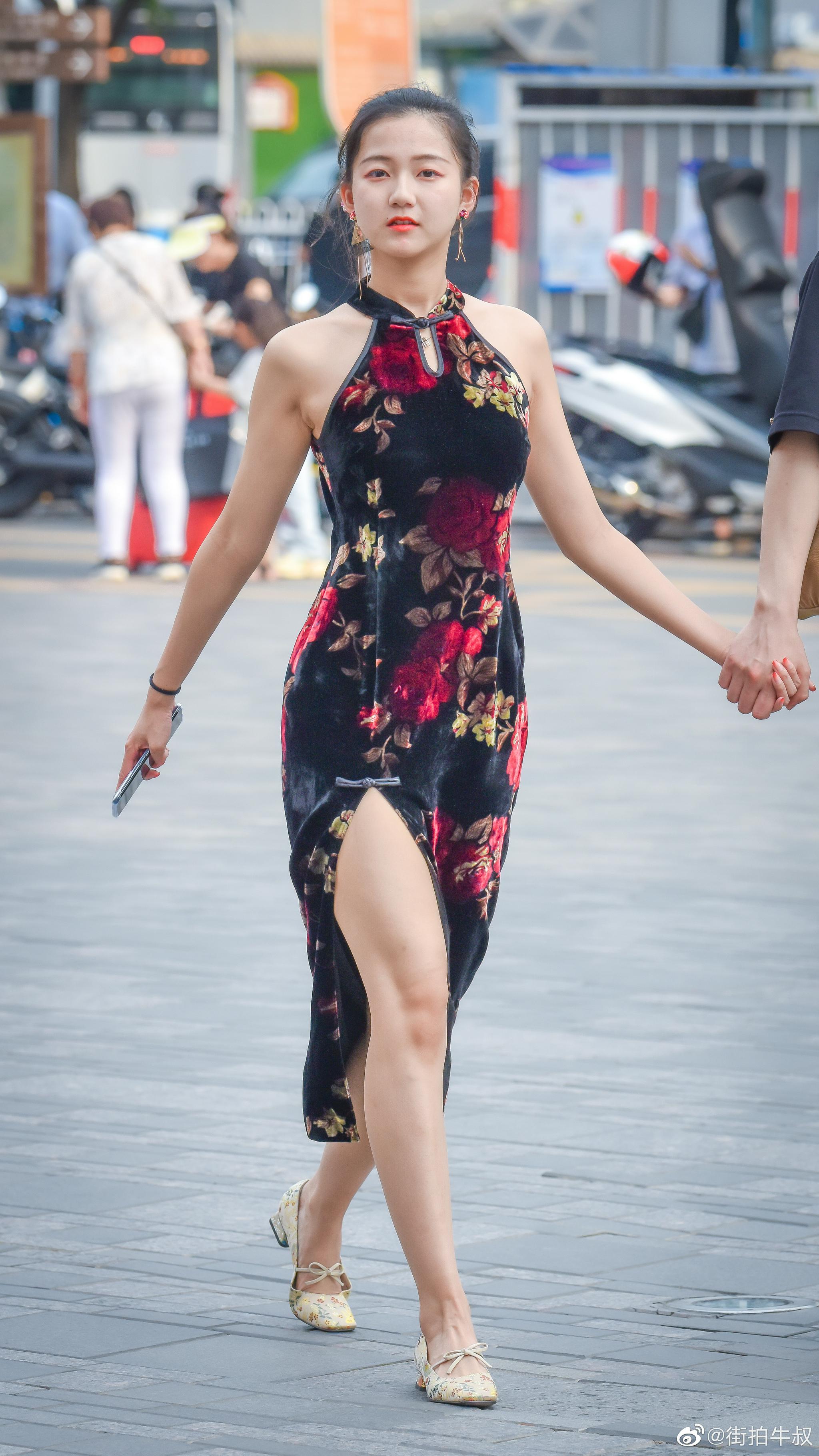 美女穿着凹凸有致的中国风旗袍出街