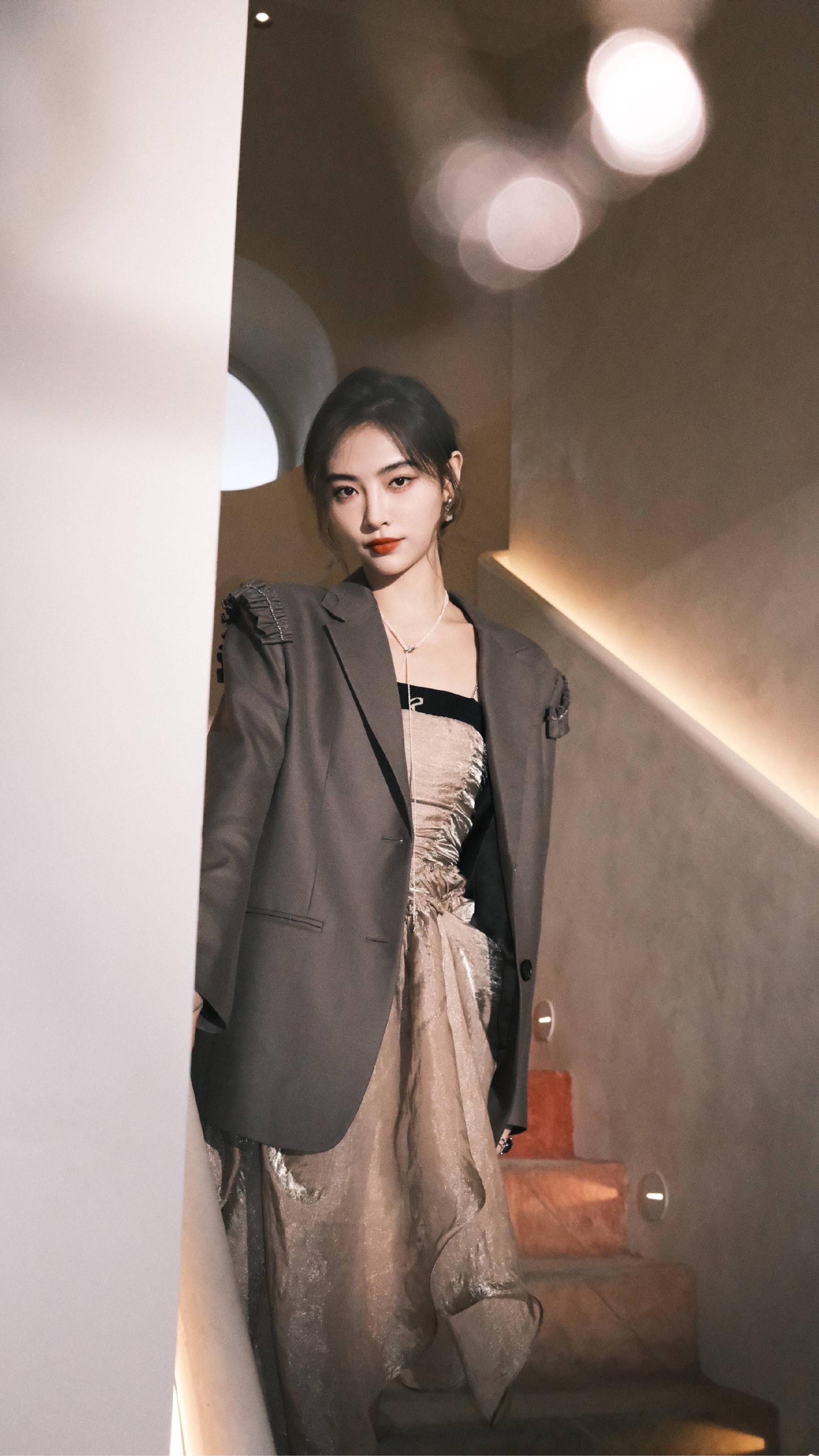 许佳琪把眼镜焊在身上吧西装77金丝眼镜气场真的好强啊