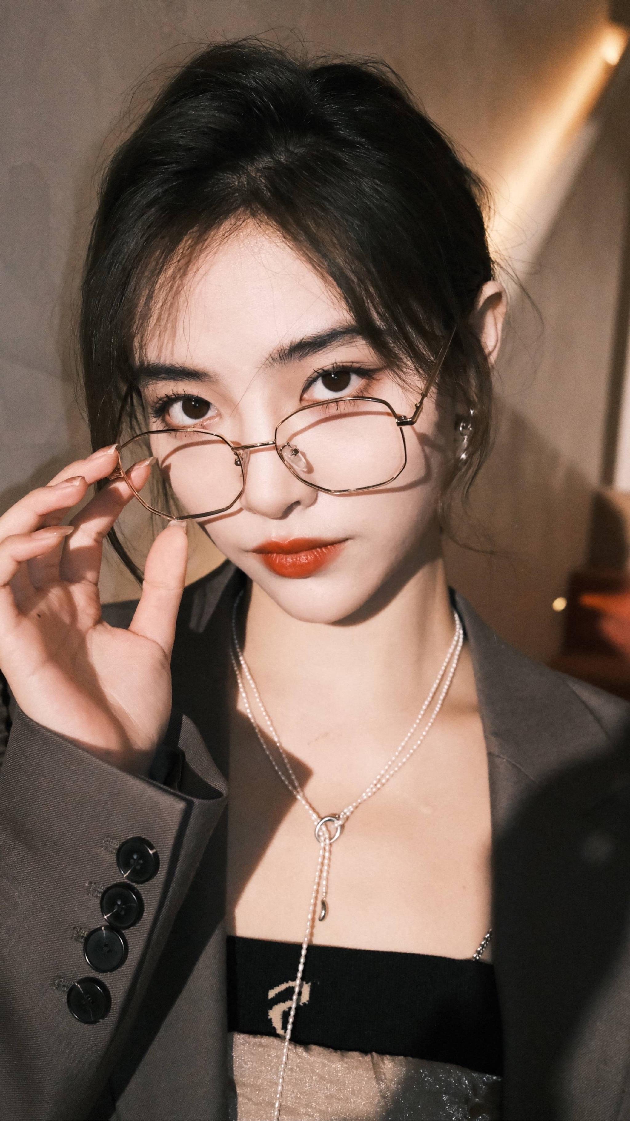 许佳琪把眼镜焊在身上吧西装77金丝眼镜气场真的好强啊