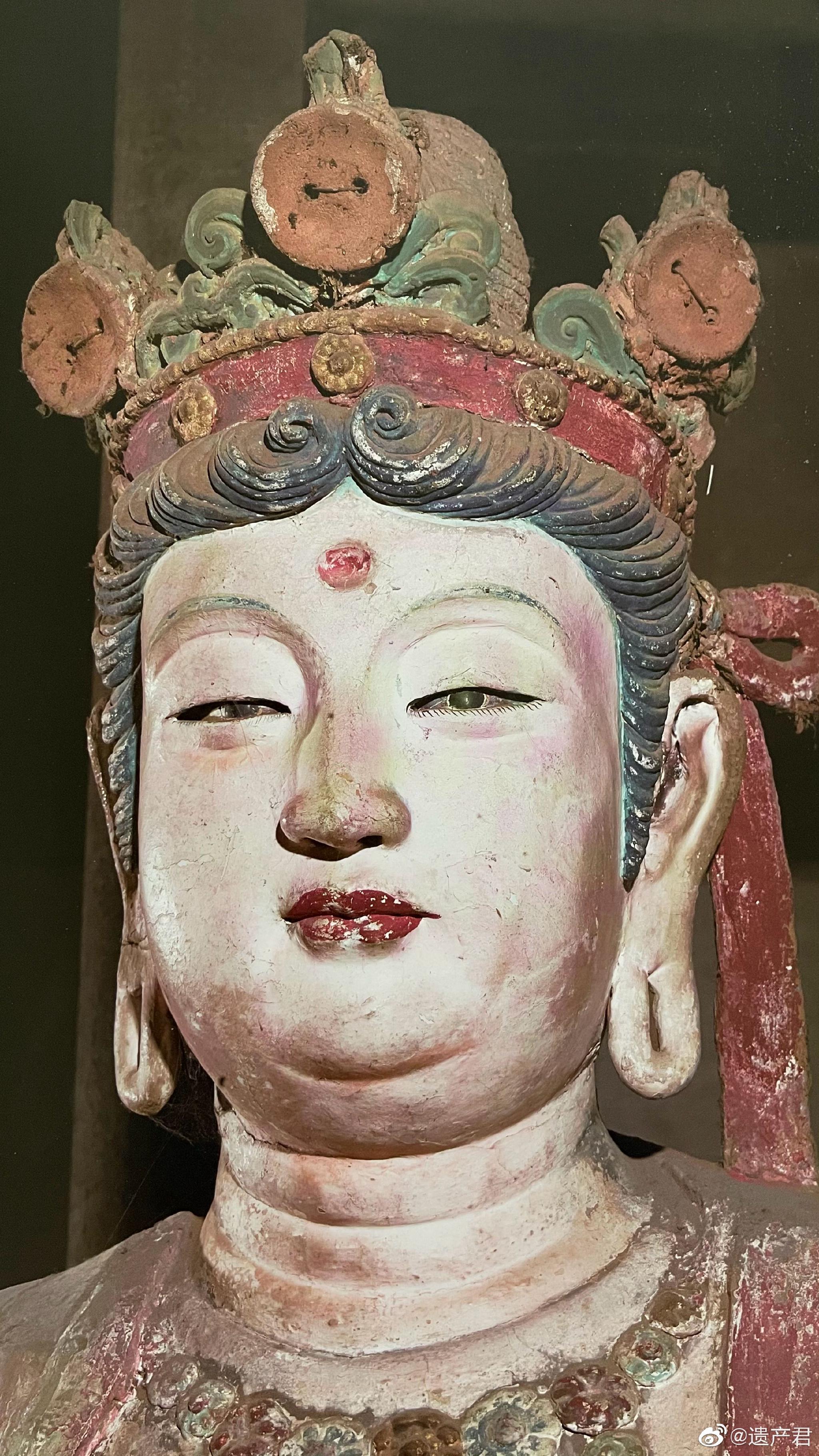 山西五台县南禅寺大佛殿里的唐代彩塑