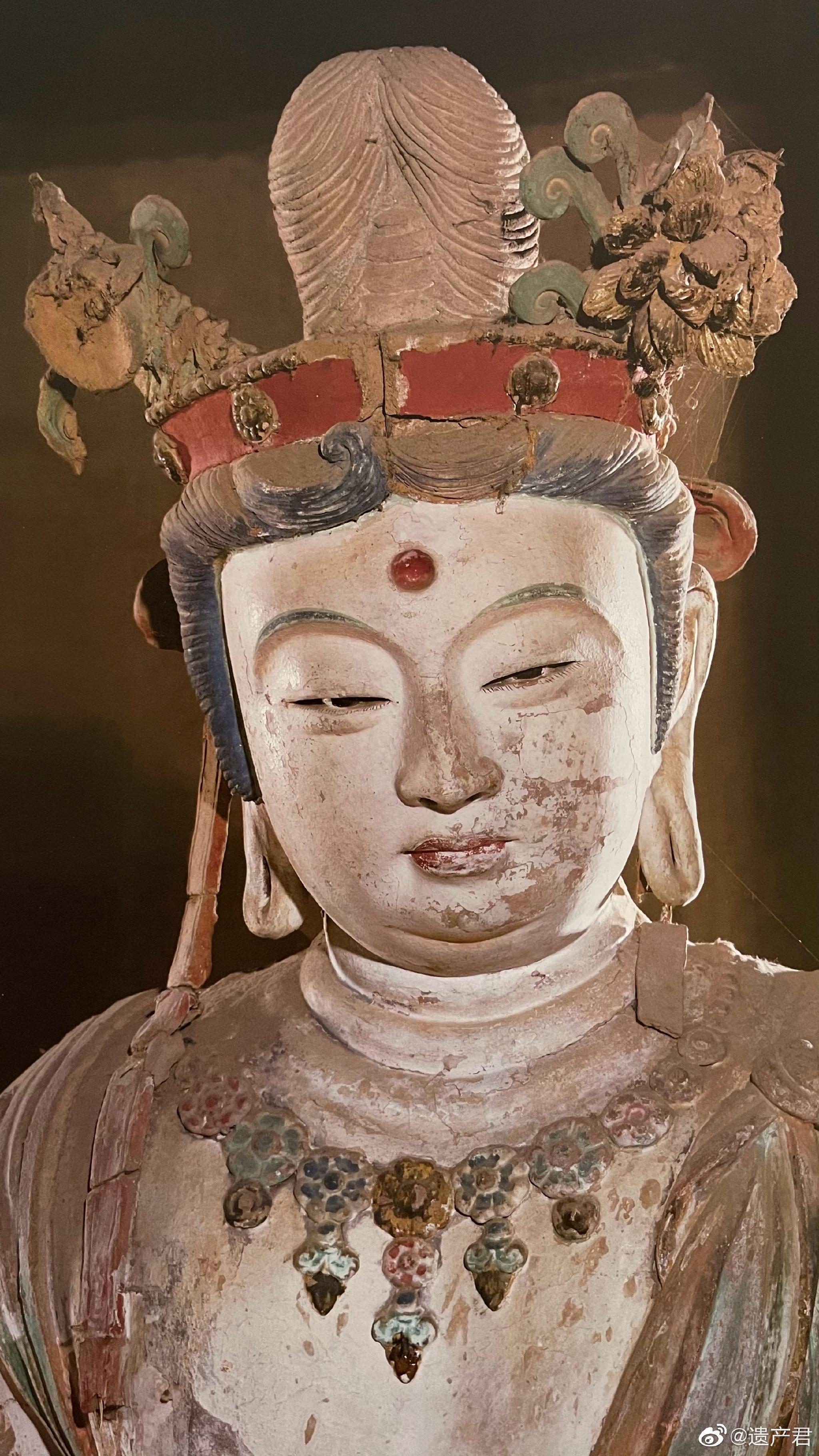 山西五台县南禅寺大佛殿里的唐代彩塑