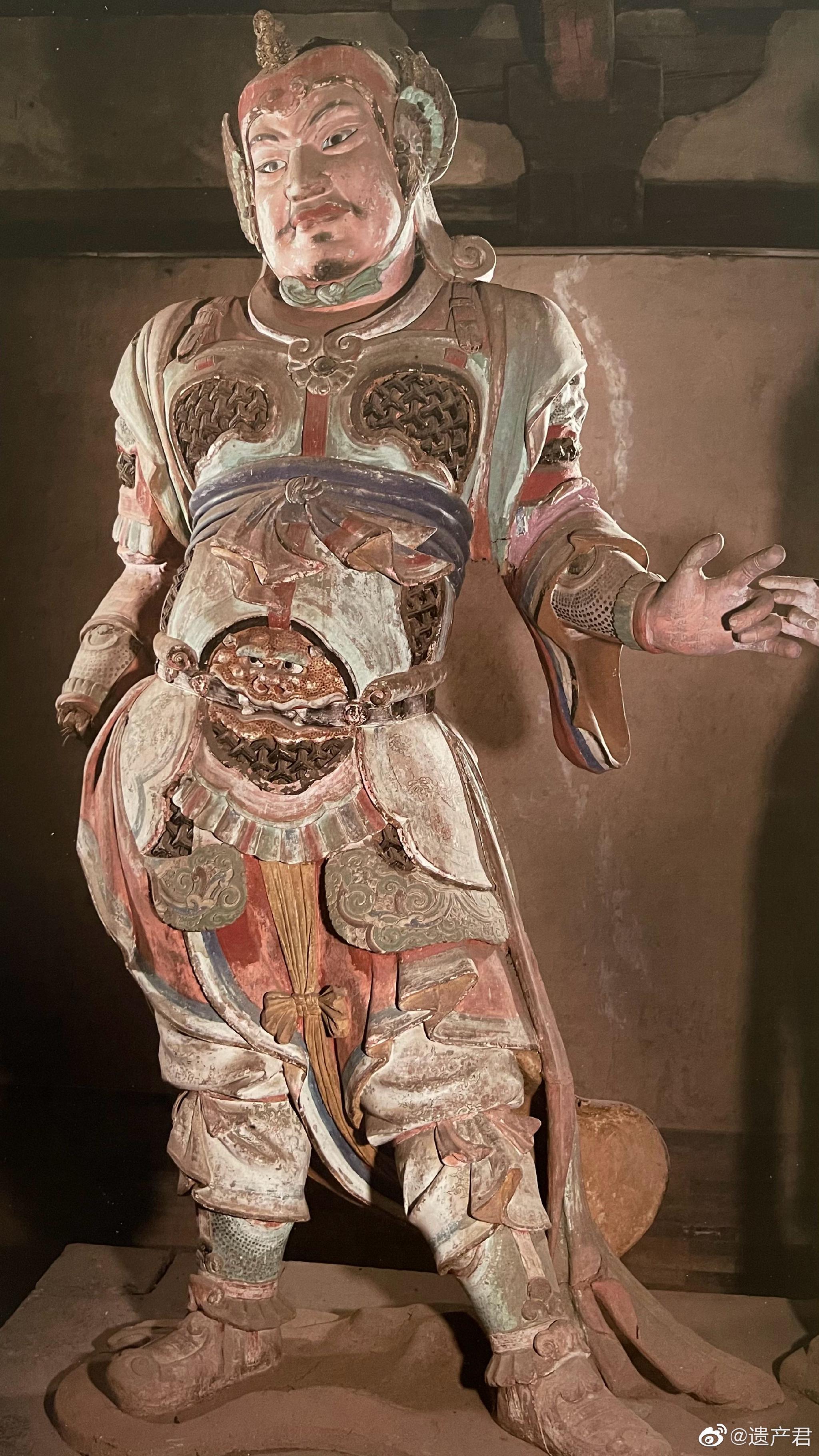 山西五台县南禅寺大佛殿里的唐代彩塑