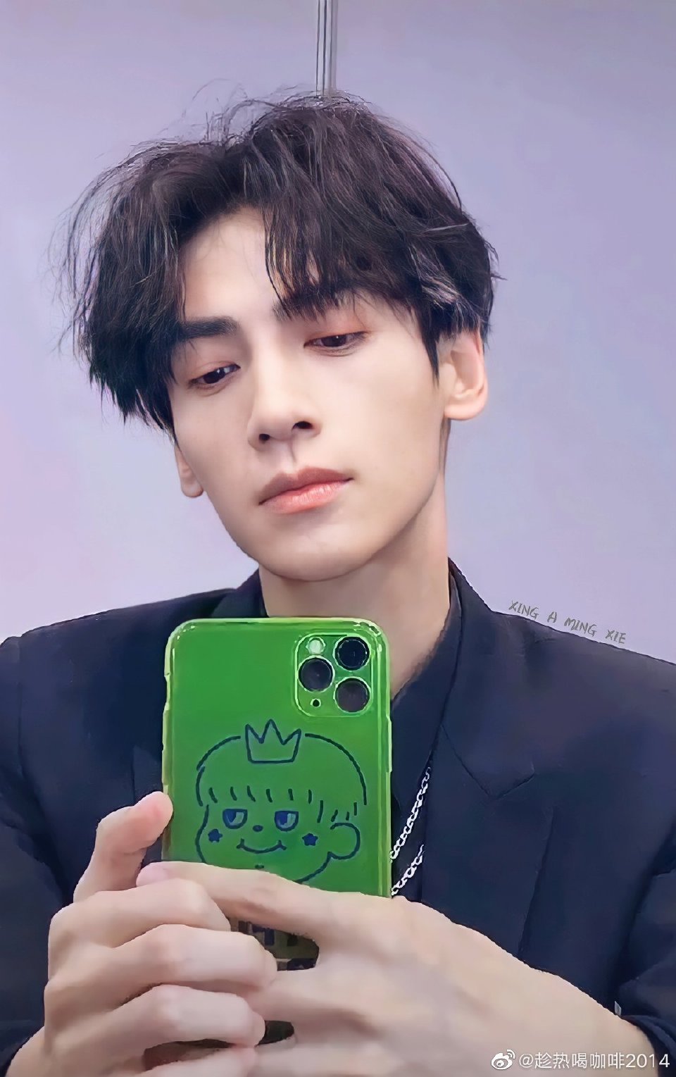 罗云熙晒比个耶自拍照白色衬衫五官好优越