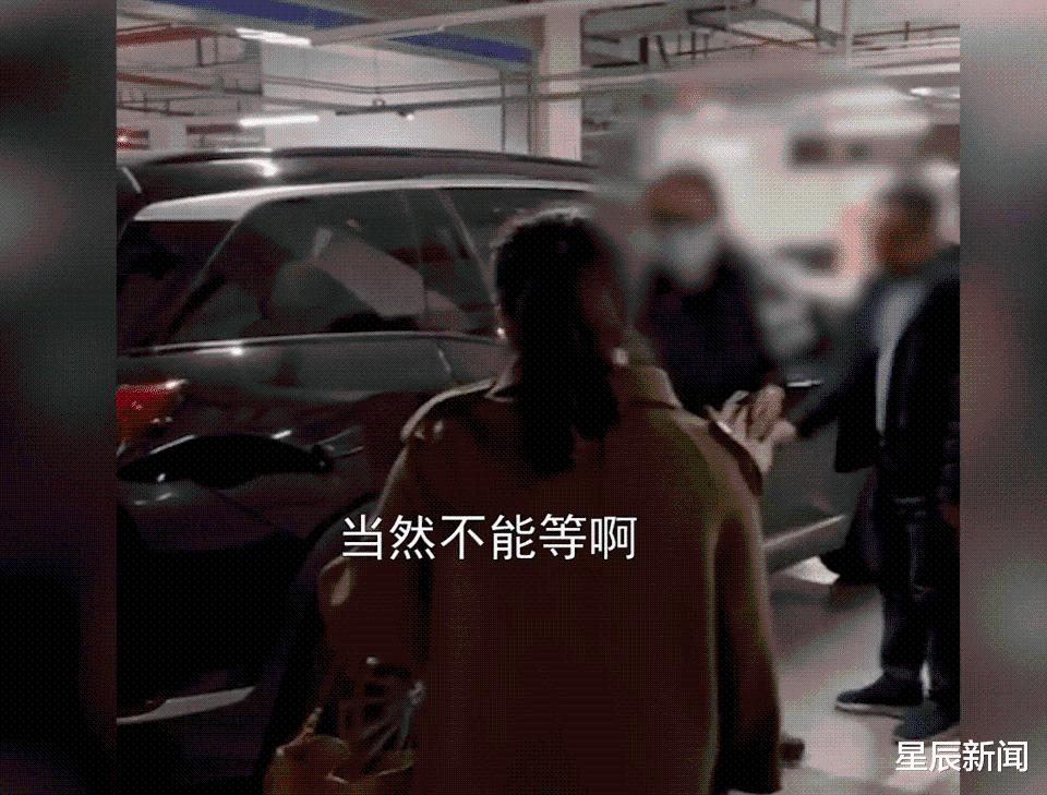 江苏一女子“人肉占车位”，被车强行顶着后退，司机淡定锁车后扬长而去休闲区蓝鸢梦想 - Www.slyday.coM