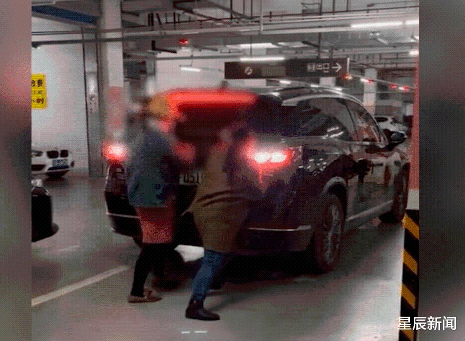 江苏一女子“人肉占车位”，被车强行顶着后退，司机淡定锁车后扬长而去休闲区蓝鸢梦想 - Www.slyday.coM