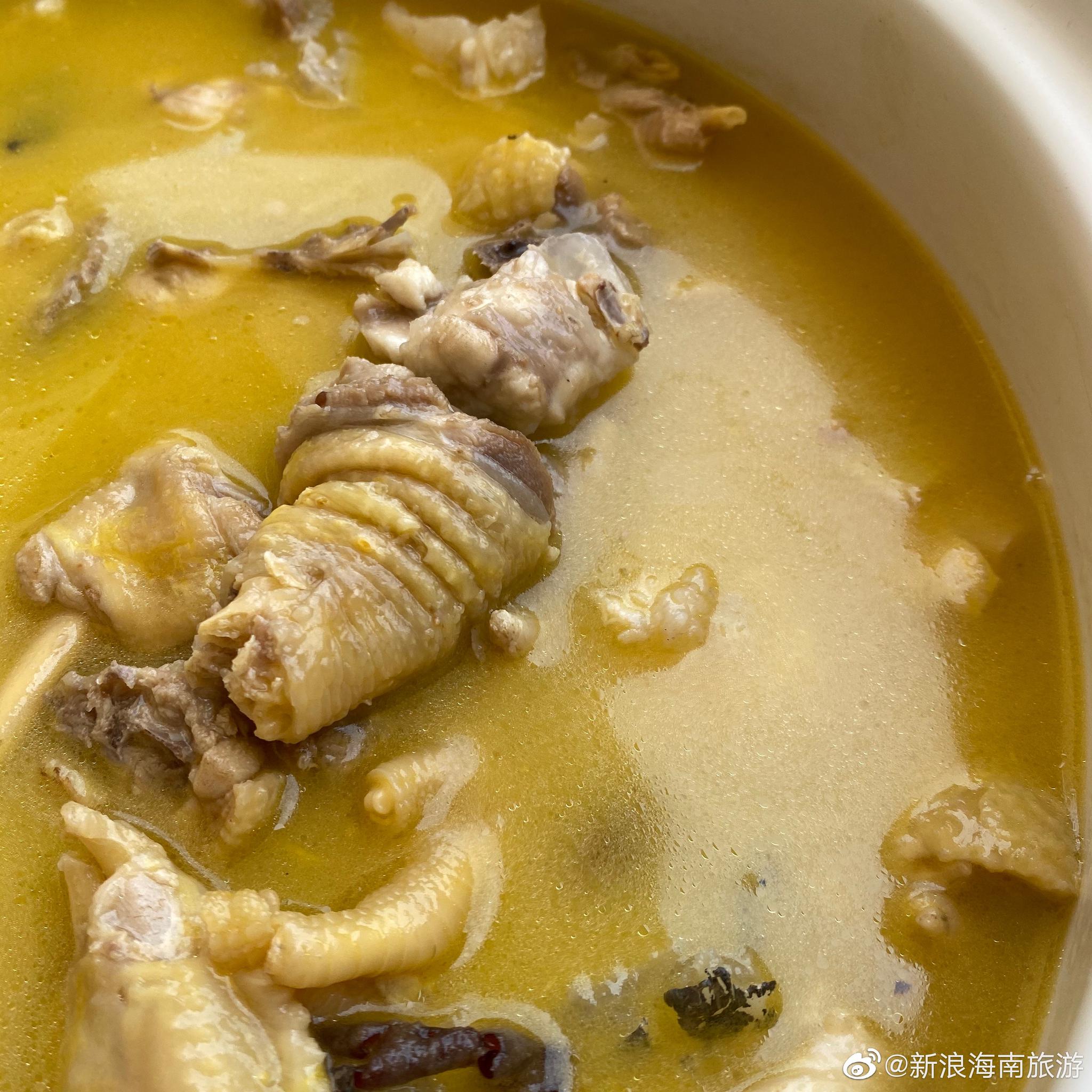 吃到了刺鲍鱼炖花梨鸡,据说鸡是吃花梨木的树叶长大的哟,汤非常的鲜美