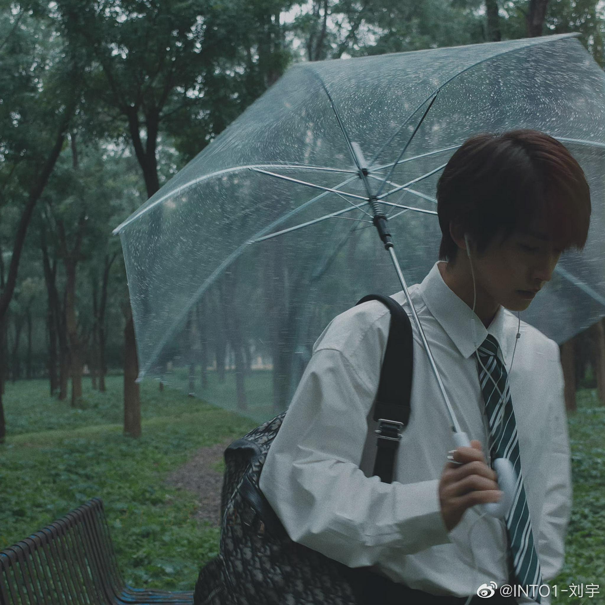 刘宇中秋雨中撑伞大片白衬衫的撑伞少年太美好啦小宇中秋快乐
