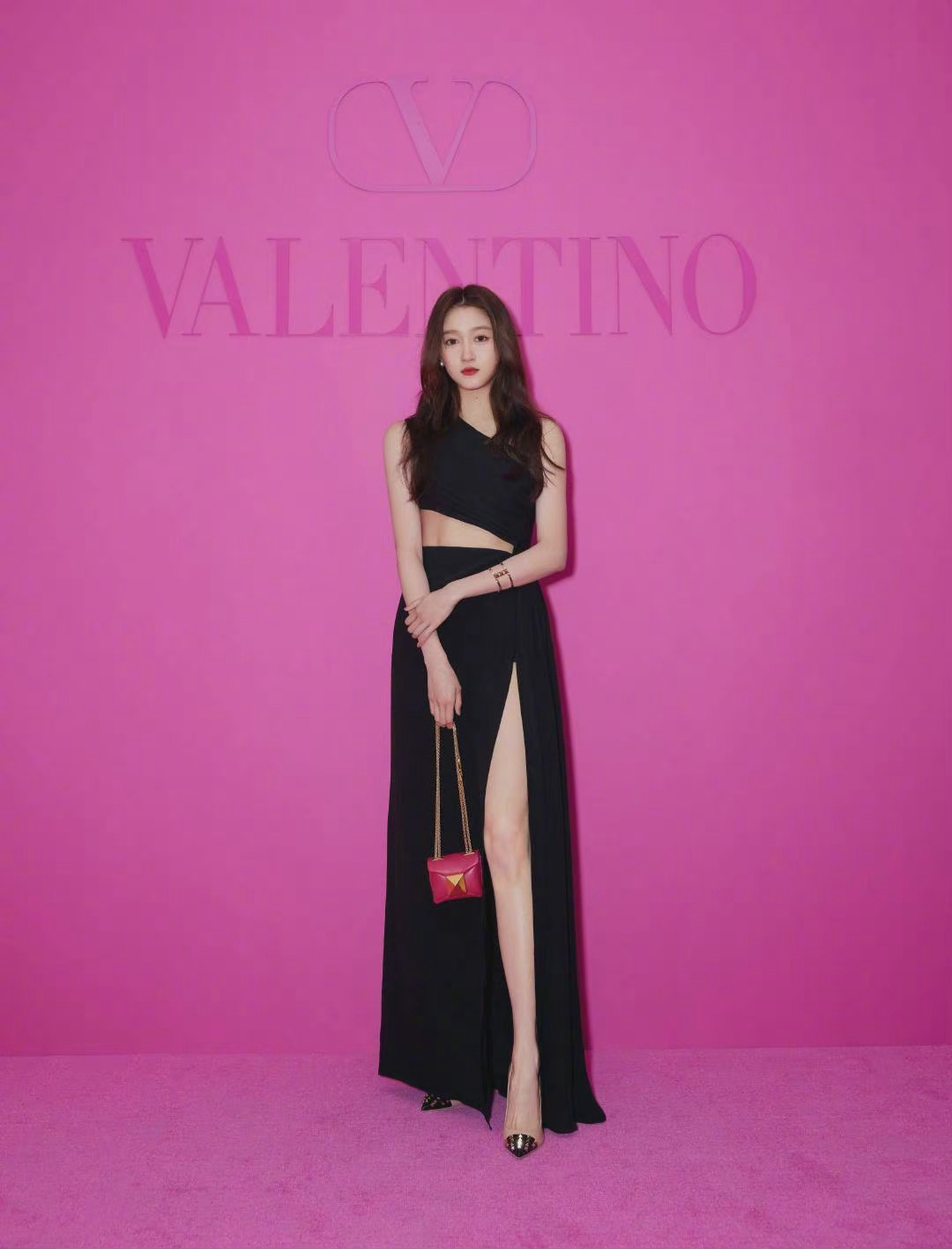 最新看秀造型關曉彤身著valentino