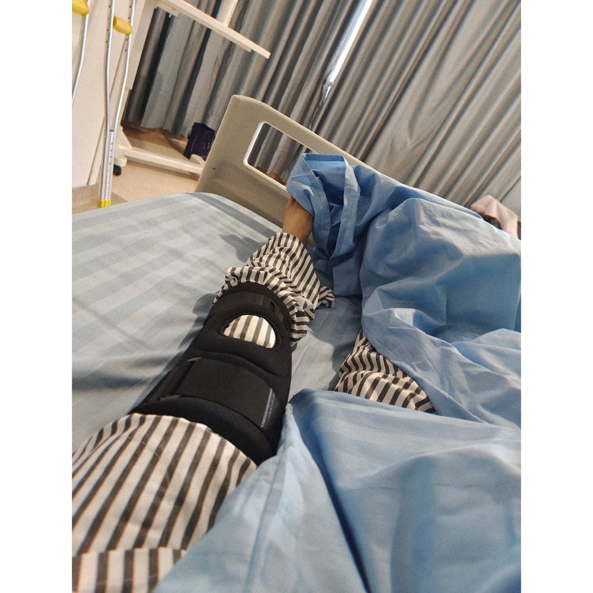 网红主播薇娅晒素颜照,躺病床上神色憔悴,病房朴素疑似未住单间