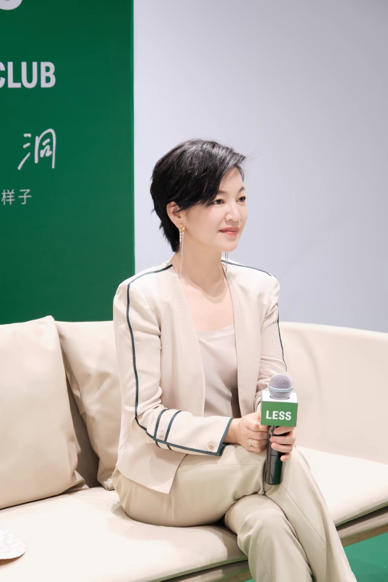 咱就是说阿雅有音乐代表作有影视作品还能主持采访