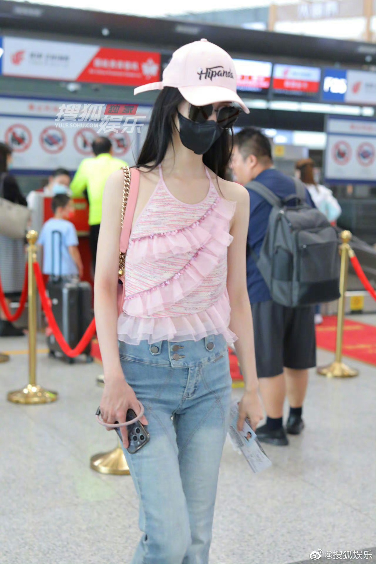 陈都灵粉色吊带 最新机场路透,粉色吊带搭配牛仔裤……_高清图集_新浪