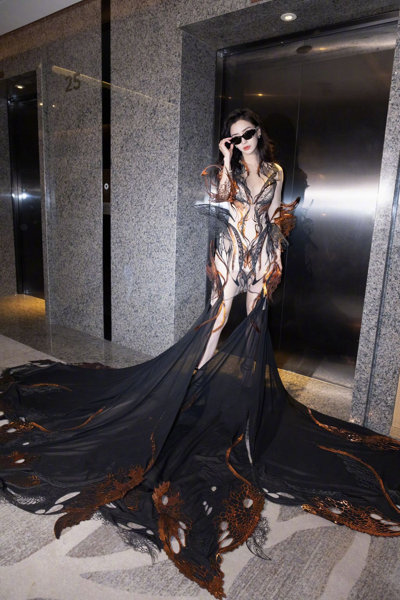 杨颖@angelababy 烈焰蝴蝶造型好美……__财经头条