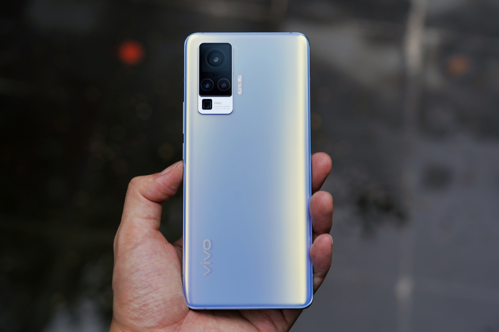 实际上vivo x50系列在外观设计上也是带来了极大的突破.