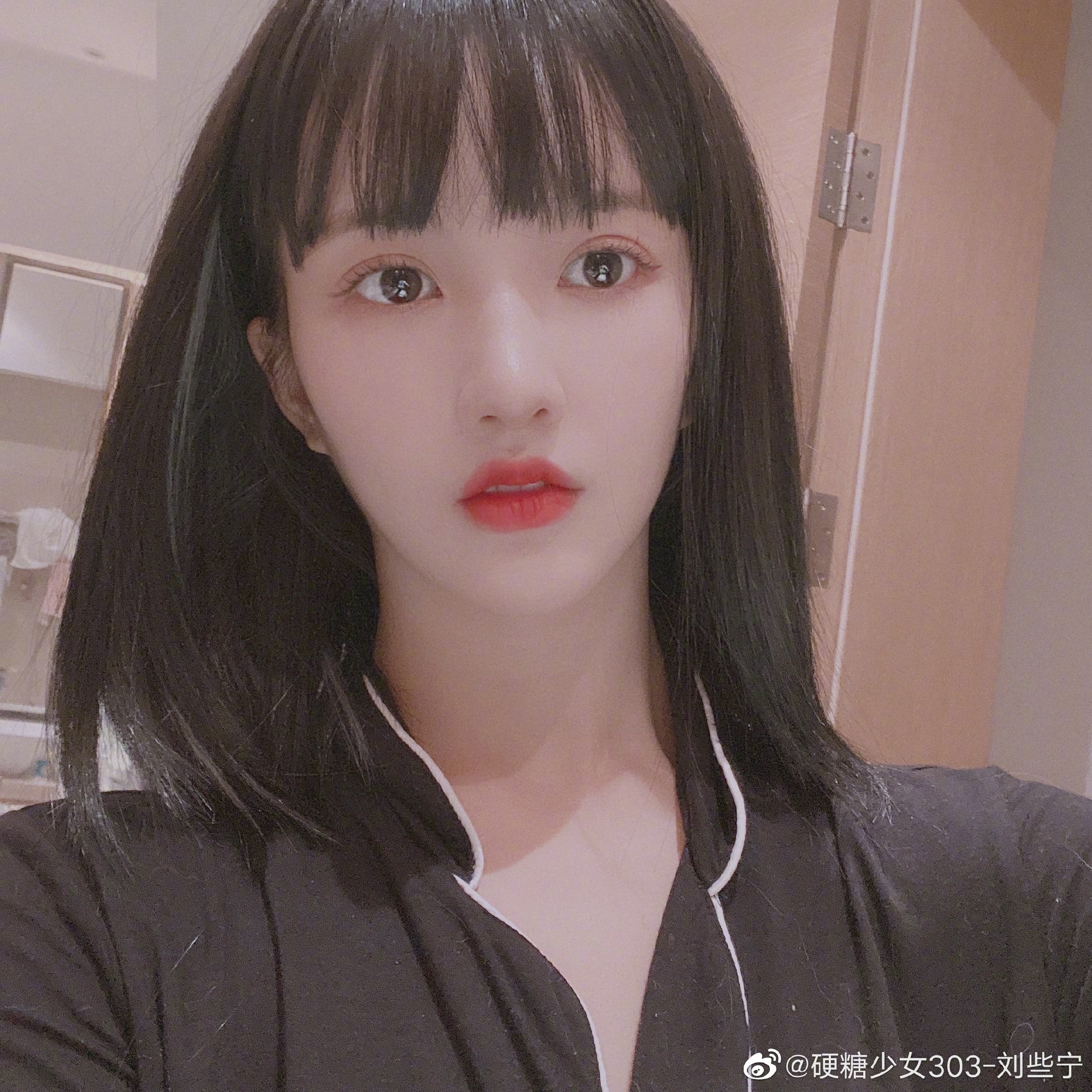 刘些宁妥妥的建模脸,棱角分明,五官立体,美艳!